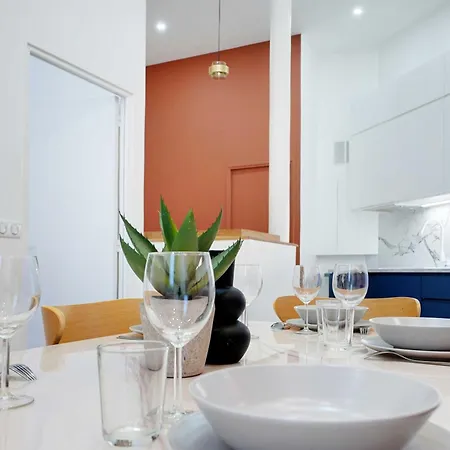 Parisian Close To Montmartre - 2br 8p Apartment