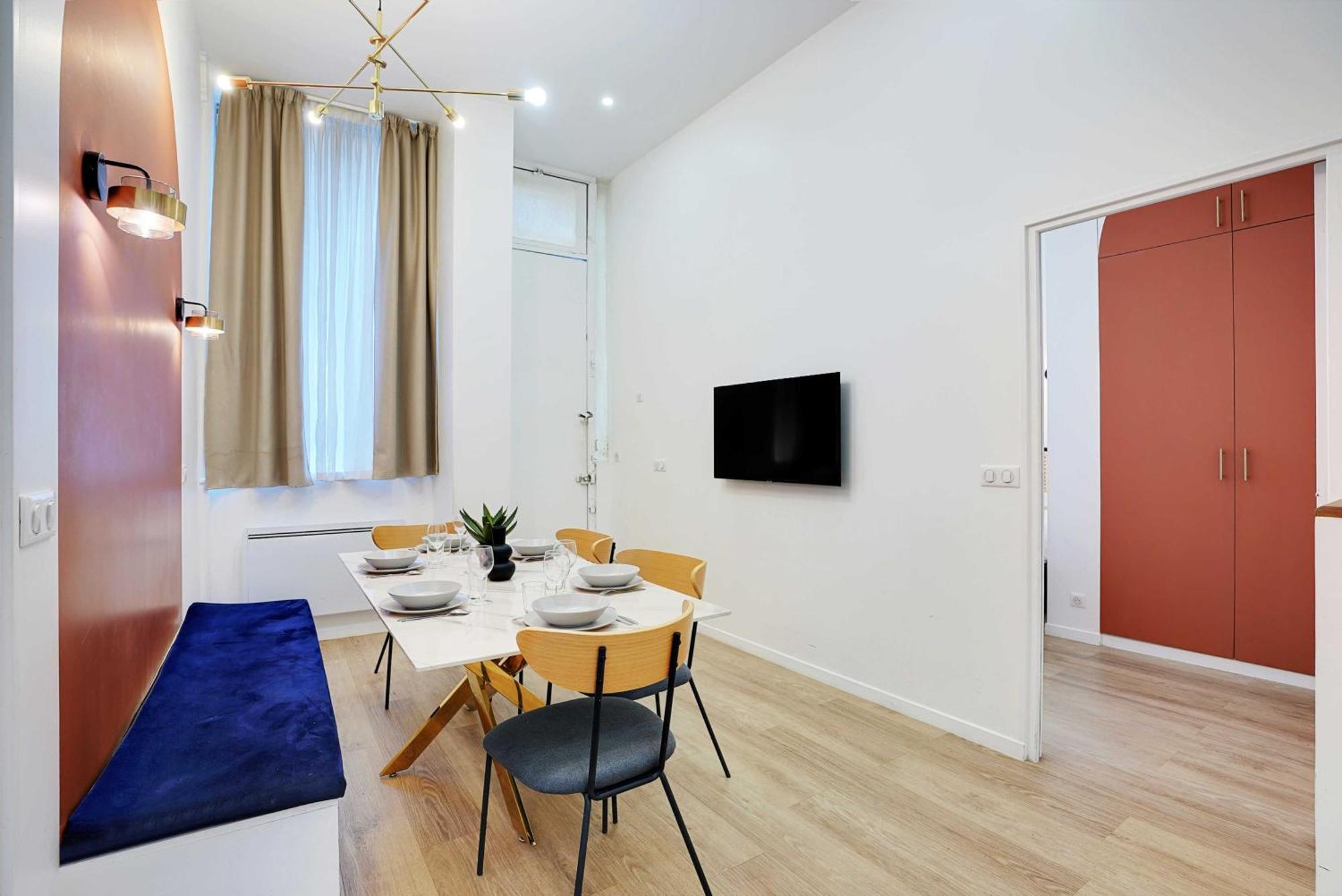 Parisian Close To Montmartre - 2br 8p *